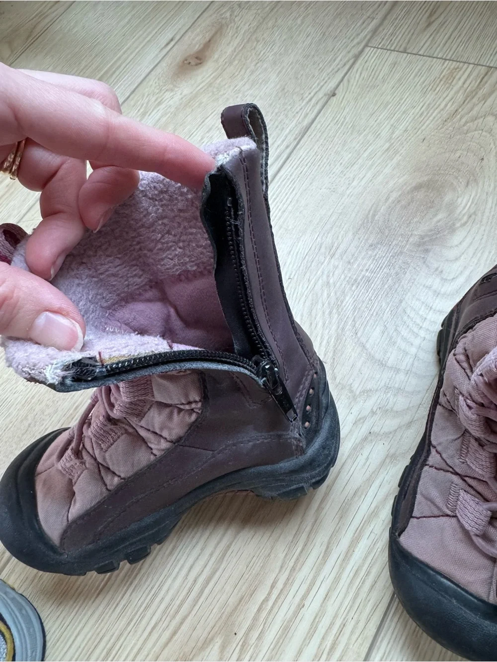 keen pink winter hiking boots size 7